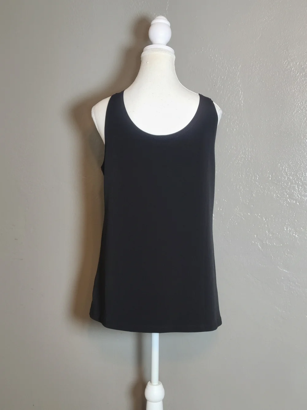 Lisa Bayne Medium Stylish Classic Black Women's Scoop Tank Top